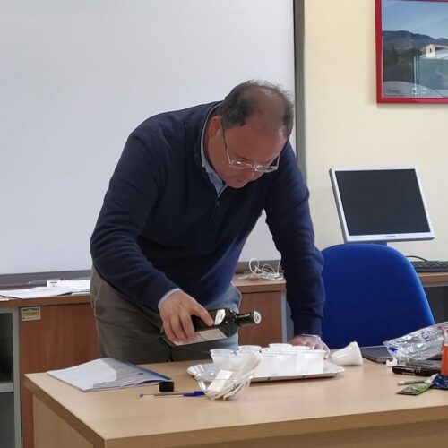 Thomas Vatrano durante un corso di avvio all'assaggio dell'olio d'oliva